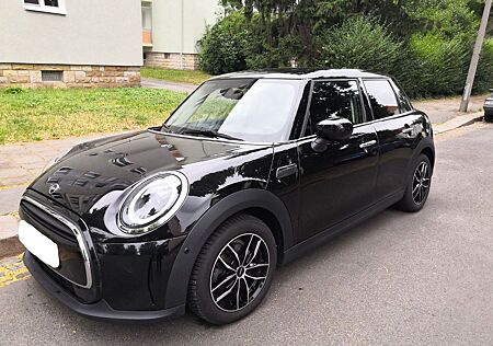 Mini Cooper essential Trim TÜV neu SHZ Navi