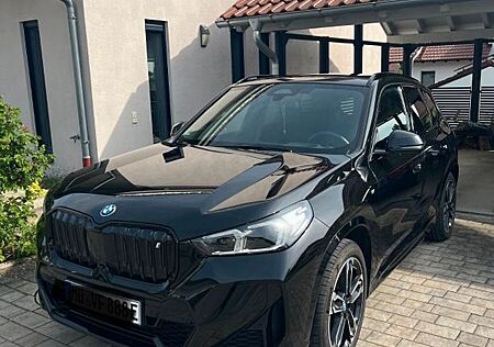 BMW iX1 xDrive30 inkl. AHK und Head-Up Display