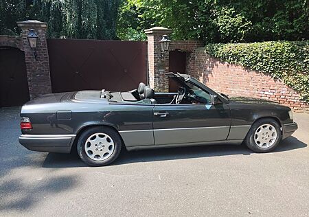 Mercedes-Benz E 220 W124 E Klasse Cabrio Oldtimer Leder
