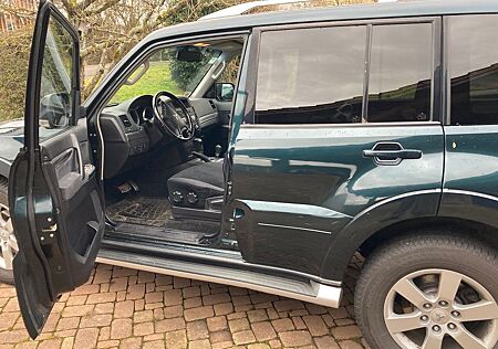 Mitsubishi Pajero 3,2 DI-D Intense Automatik Intense