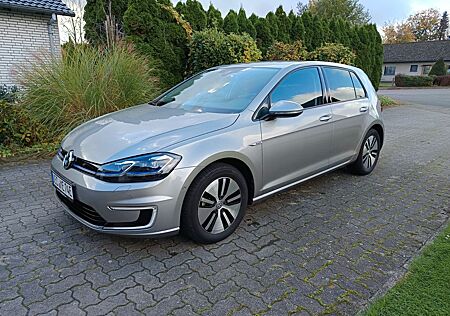 VW Golf Volkswagen e- Top Ausstattung mit Scheckheft