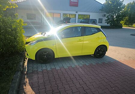 Toyota Aygo (X) Aygo (X) 1,0-l-VVT-i x x