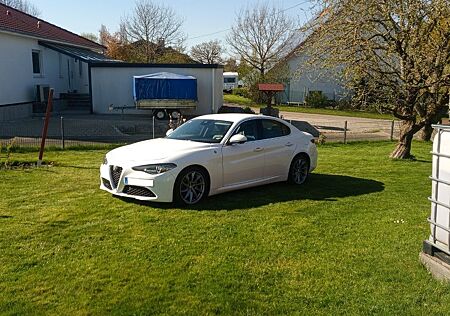 Alfa Romeo Giulia 2.2 Diesel 180PS 8fach bereift