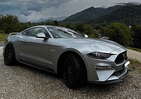 Ford Mustang GT FASTBACK 5.0L V8
