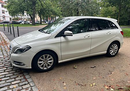 Mercedes-Benz B 200 A/Navi/AHK/Kamera/Rentnerfahrzeug