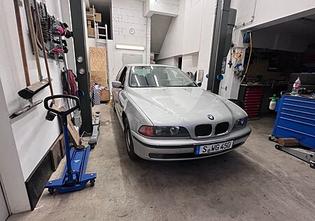 BMW 528i