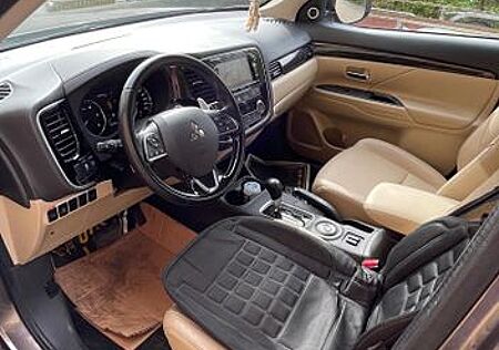 Mitsubishi Outlander 2.2 DI-D 4WD Automatik SUV-Star+ S...
