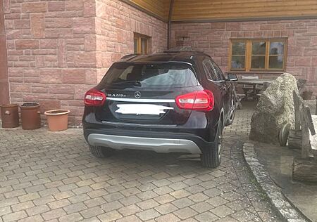 Mercedes-Benz GLA 220 d DCT -
