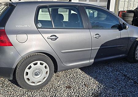 VW Golf Volkswagen Tour (Tour) 1,6 Liter *8 Fach bereift*