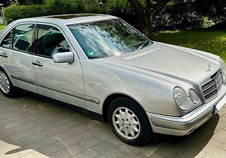 Mercedes-Benz E 200 ELEGANCE Elegance: unverbastelt, top