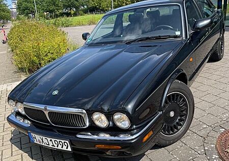 Jaguar XJ8 3.2 - TÜV neu, top gepflegt, schwarz schwarz