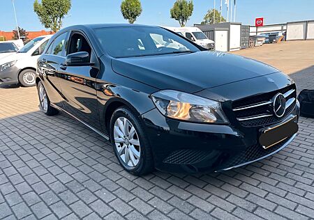 Mercedes-Benz A 180 AMG Line BlueEffciency