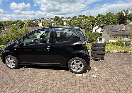 Toyota Aygo (X) Aygo (X) 1,0-l-VVT-i CoolRed CoolRed