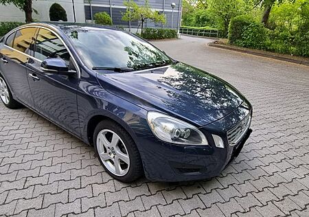 Volvo S60 D3 Navi Standheizung PDC AHK TÜV Neu 1.Hand