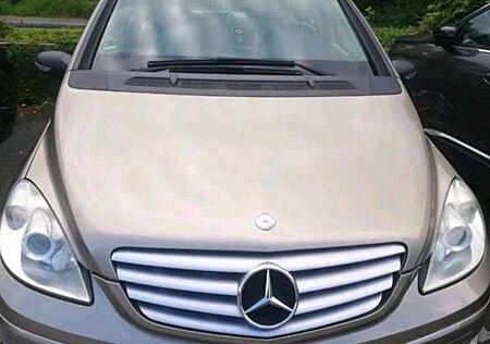 Mercedes-Benz B 200 -