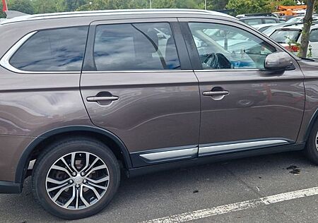 Mitsubishi Outlander 2.2 DI-D Diamant Edition+ 4WD Auto...