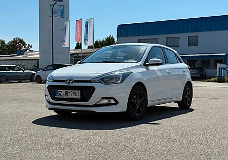 Hyundai i20 1.2 - 8-fach bereift - Service neu