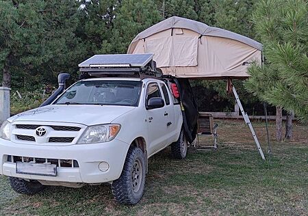 Toyota Hilux Xtra Cab expedition overlander
