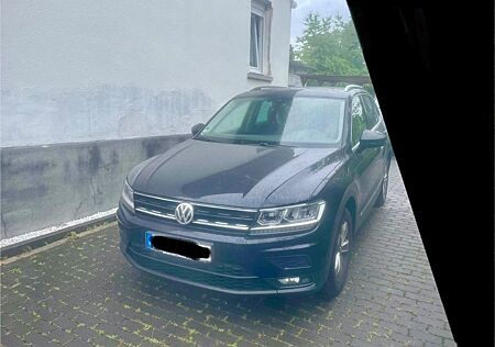 VW Tiguan Volkswagen 2.0 TDI SCR DSG 4MOTION Comfortline C...