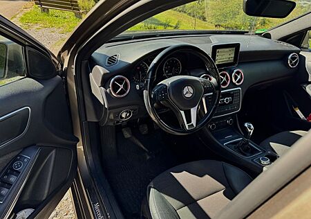 Mercedes-Benz A 180 gebraucht kaufen Mercedes-Benz A 180 - *AHK*SHZ*Sportpaket*8-fach-bereift*