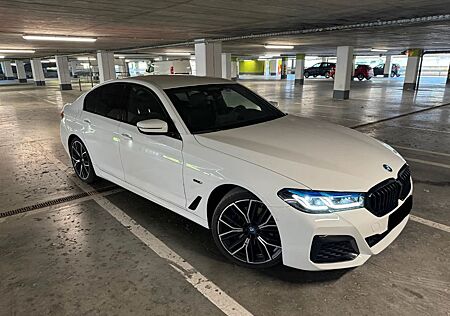 BMW 530e xDrive A - Head-UP - M PAKET - LED _ DAB