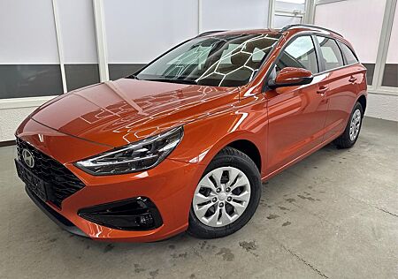 Hyundai i30 Kombi STYLE NAVI RFK LED PDC v+h 1.5 MPI ...