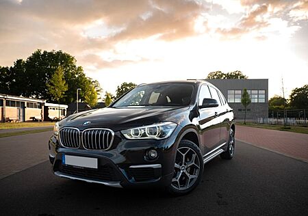 BMW X1 xDrive20i Automatik/Scheckheft/Wenig KM/AHK