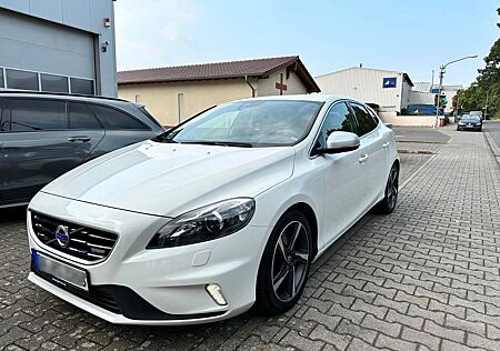 Volvo V40 T2 - R-Design (Scheckheft & Tüv 10/26)