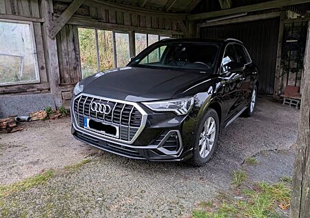 Audi Q3 35 TFSI S tronic S line außen und innen !