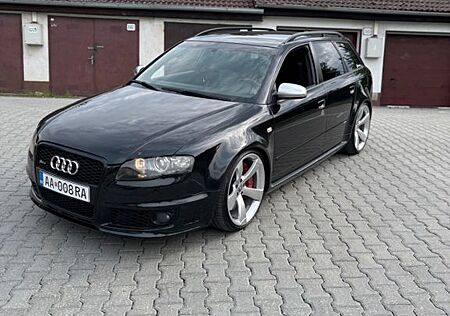 Audi RS4 4.2 quattro Avant -