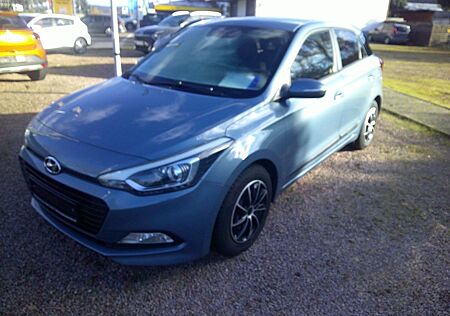 Hyundai i20 YES! Plus ,8 fach bereift,Top Zustand.