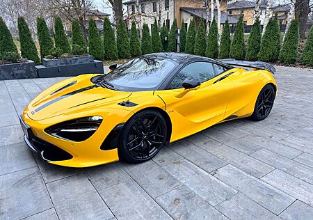 McLaren 750S MSO VOLCANO YELLOW Carbon B&W