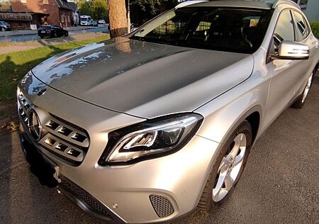 Mercedes-Benz GLA 200 -