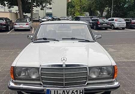 Mercedes-Benz 200 W123 H-Kennzeichen