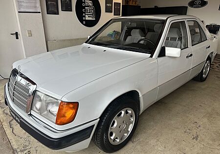 Mercedes-Benz 230 230E Limosine 124, H Kennzeichen