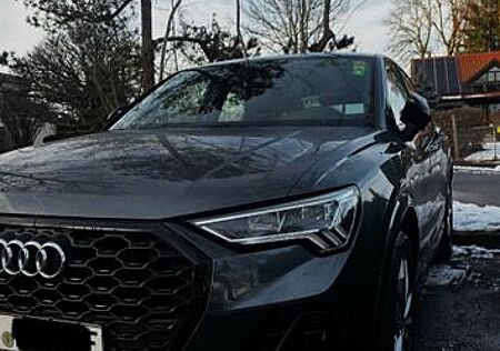 Audi Q3 45 TFSI e S tronic S line / 8-fach bereift