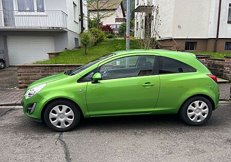 Opel Corsa 1.4 Edition grün