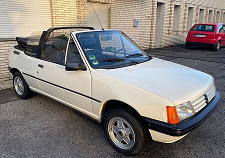 Peugeot 205 Cabrio und Oldtimer