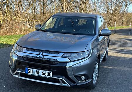 Mitsubishi Outlander 2.0 MIVEC Diamant ClearTec 2WD CVT...