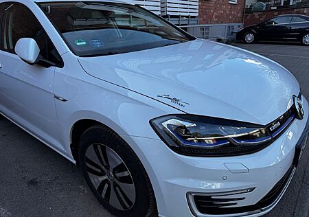 VW Golf Volkswagen e- VII CL NAVI PDC WäPu LED SHZ