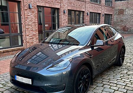 Tesla Model Y AWD LR Enhanced Autopilot Tiefgarage