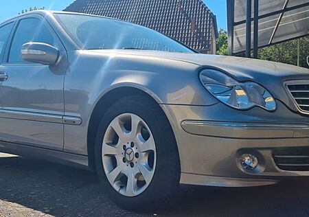 Mercedes-Benz 220