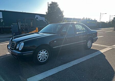 Mercedes-Benz E 200 ELEGANCE - Automatik - Leder - Parktronic