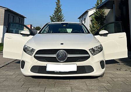 Mercedes-Benz A 200 -2020-Schaltgetriebe-Lederlenkrad