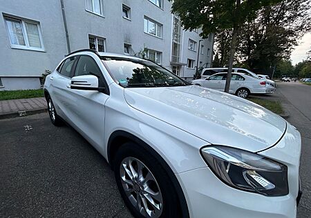 Mercedes-Benz GLA 200 d -