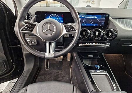 Mercedes-Benz GLA 180 LED Navi R.Cam Distr.+ Spurassist. SHZ