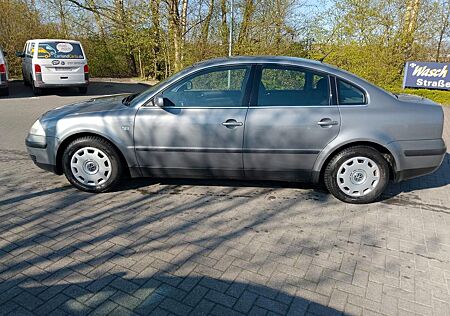 VW Passat Volkswagen 1.6 i TÜV NEU I KLIMA I AHK I UNFALLFREI