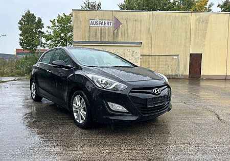 Hyundai i30 Trend 2.Hd / Scheckh. / TÜV Service Neu