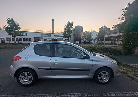 Peugeot 206 TÜV Scheckheftgepflegt !!