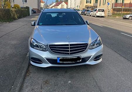 Mercedes-Benz E 220 T Aut. PDC Kamera Schiebedach Navi SR/WR